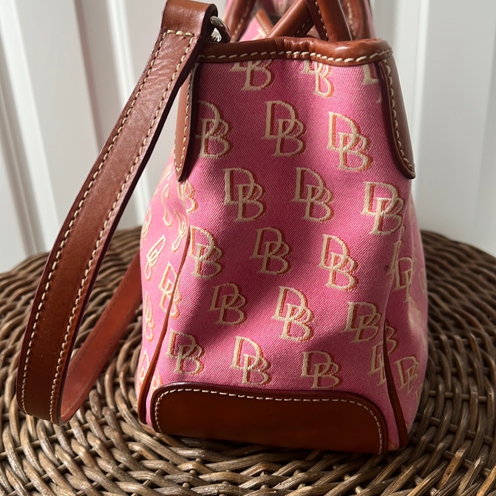 Dooney & BOURKE Pink Signature Canvas/Leather Trim Shoulder Bag - Picture 2 of 8